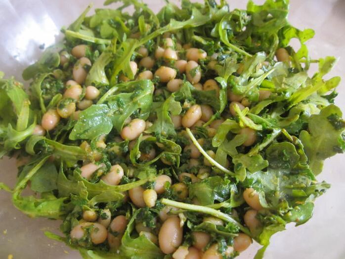 kuch uchun arugula va qarag'ay yong'oqlari bilan salat